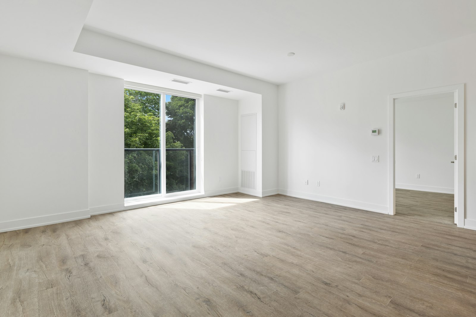 Zimmer mit grossem Fenster und Balkontür