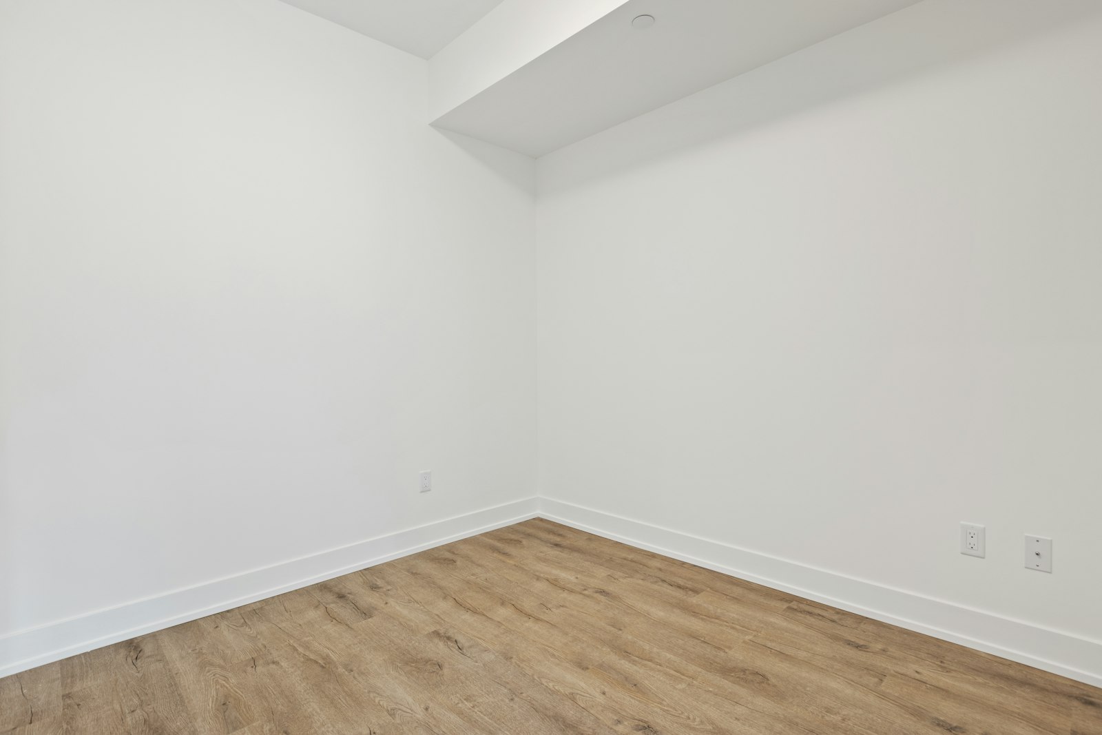 Leeres Zimmer mit sauberem Parkettboden